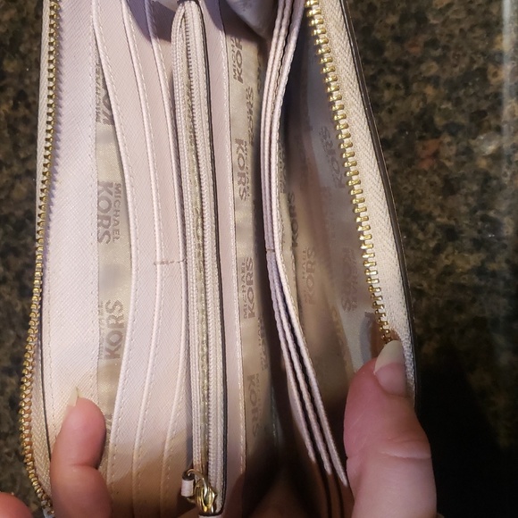 Michael Kors Wallet - Picture 3 of 11